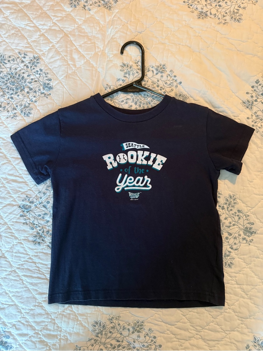 MARINERS x Rabbit Skins Navy Graphic 'Rookie of the Year' Baby Tee